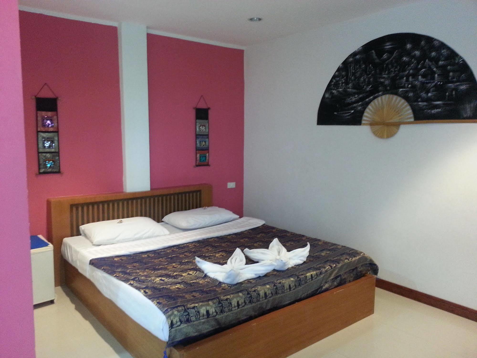 Dreams Guesthouse & Hostel Patong Dış mekan fotoğraf